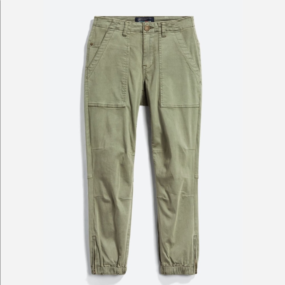 NWOT Vancouver twill Capri jogger pant